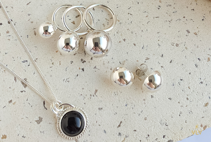 Coleção Essenza, joias autorais em prata 925 e 950. Anéis, brincos e colares minimalistas e sofisticados.