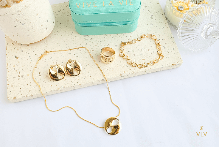 Semijoias folheadas a ouro 18k com design autoral. Brincos, colares, anéis, pingentes e conjuntos sofisticados.