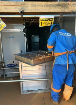 Execução da infraestrutura metálica para climatização industrial.