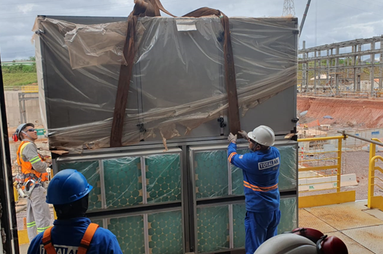 Instalação da infraestrutura mecânica do sistema de climatização industrial.