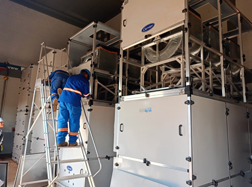 Sistema de ventilação e climatização em fase de montagem.