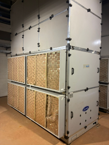 Montagem dos módulos do sistema de climatização industrial.