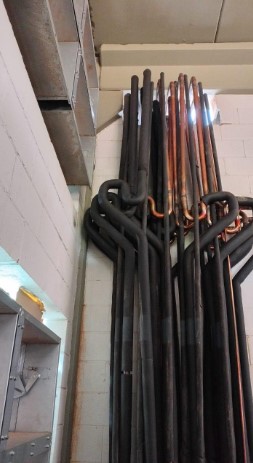 Instalação das linhas de cobre do sistema frigorígeno.
