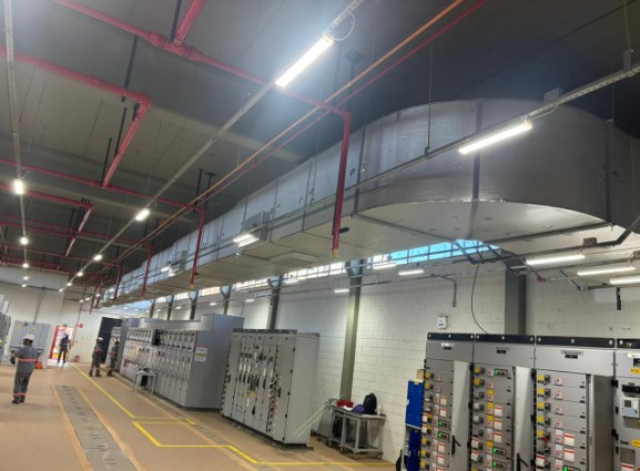 Instalação de dutos metálicos para sistema de ventilação industrial.