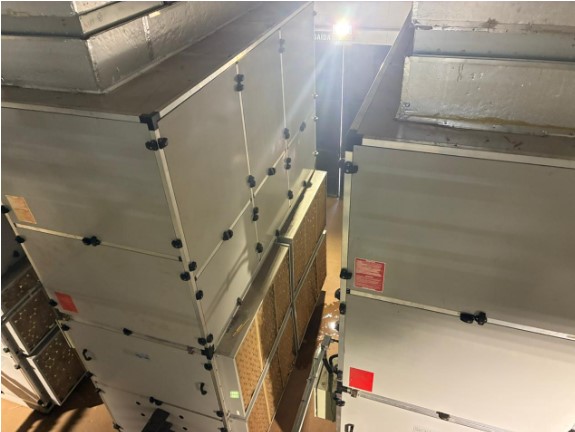 Instalação de equipamentos Eco Split Carrier em ambiente industrial.