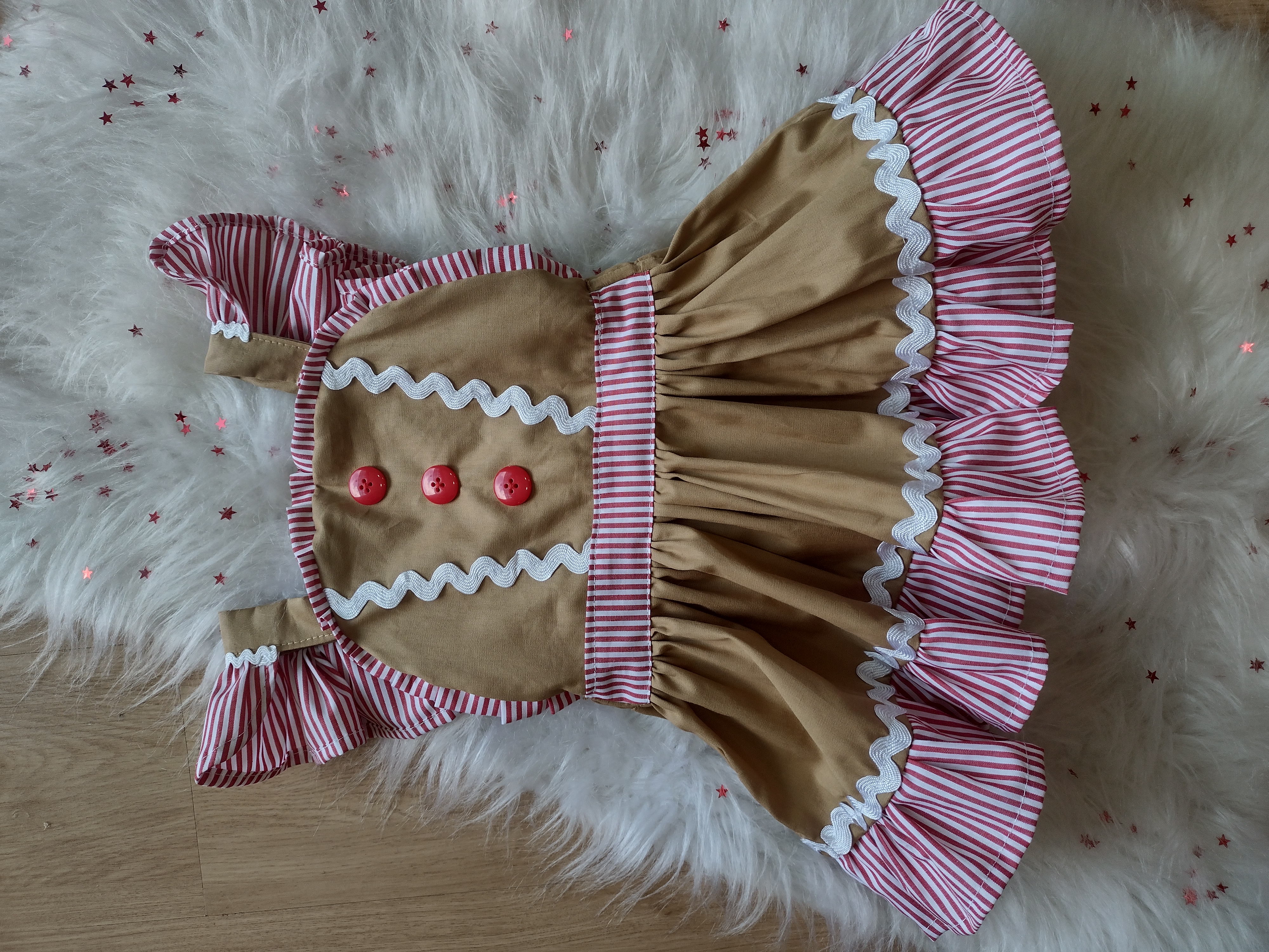 Linha Gingerbread – vestido caramelo com botões vermelhos