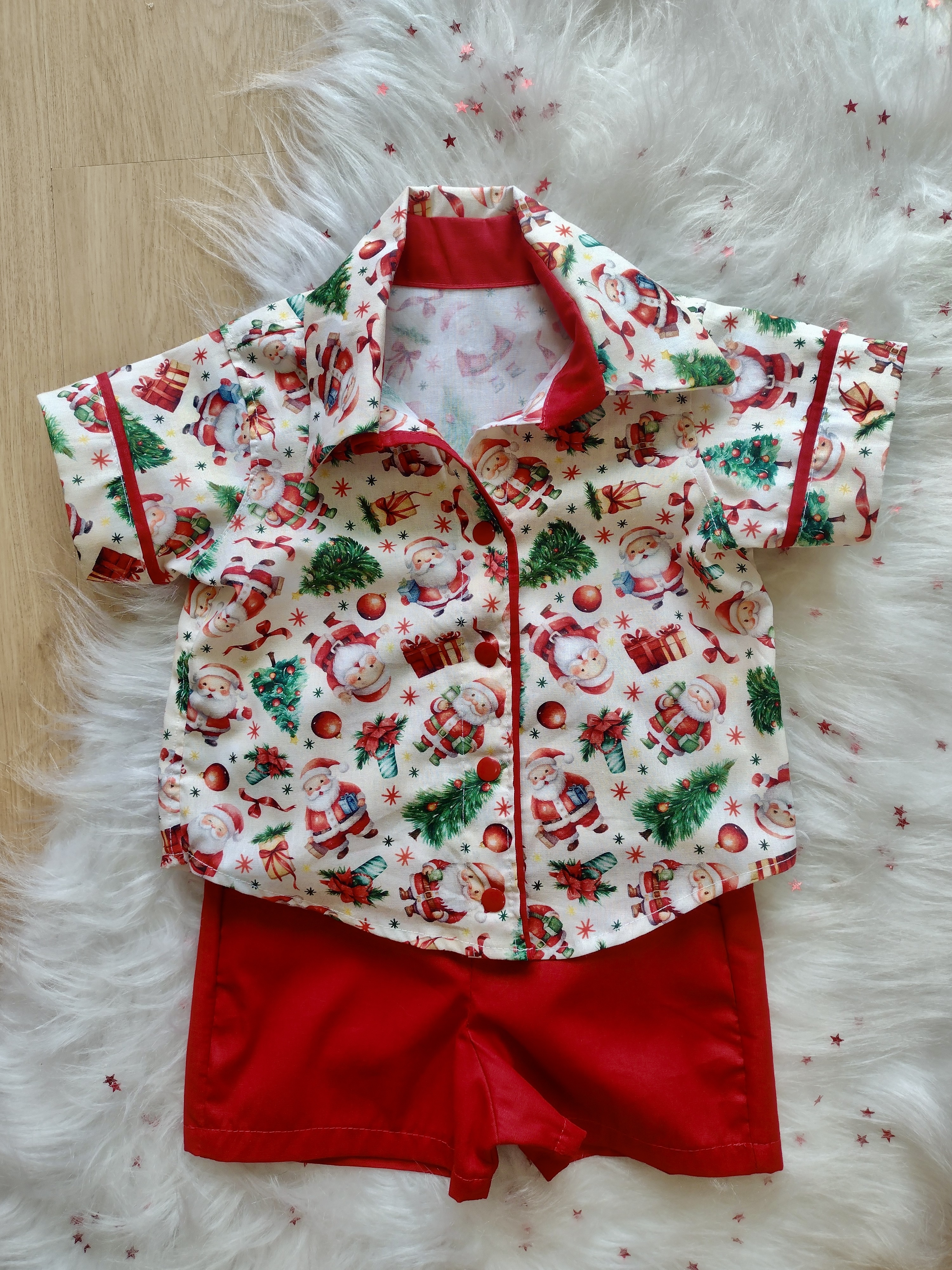 Linha Social – camisa estampada natalina com short vermelho