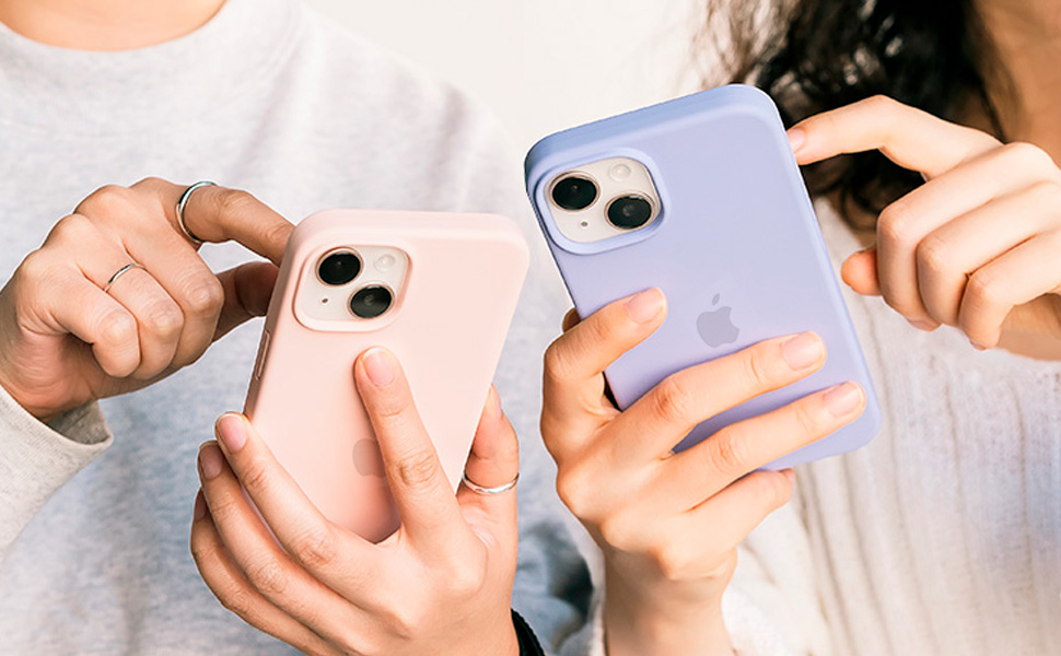 Capa GCM em uso casual, protegendo o iPhone