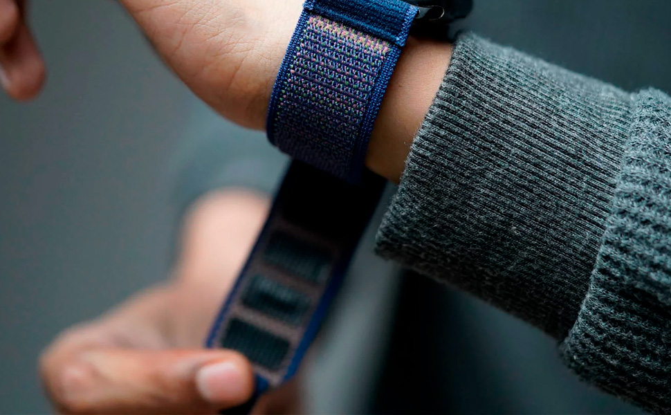 Detalhe do fecho de velcro da pulseira
