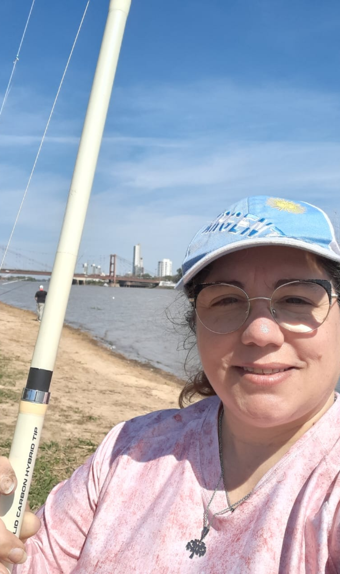 Andrea pescando junto al r&iacute;o | Las 2 Aguas